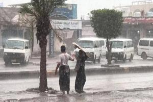 اليمن تحت الغيوم تحذيرات من أمطار رعدية وبَرَد في مناطق واسعة
