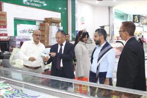 وزير الصناعة يتفقد المراكز التجارية في عدن ويشدد على الالتزام بالأسعار والبيع بالعملة الوطنية