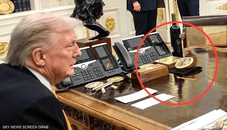 ساعة ذهبية على مكتب ترامب تثير الجدل.. من قدّم الهدية؟