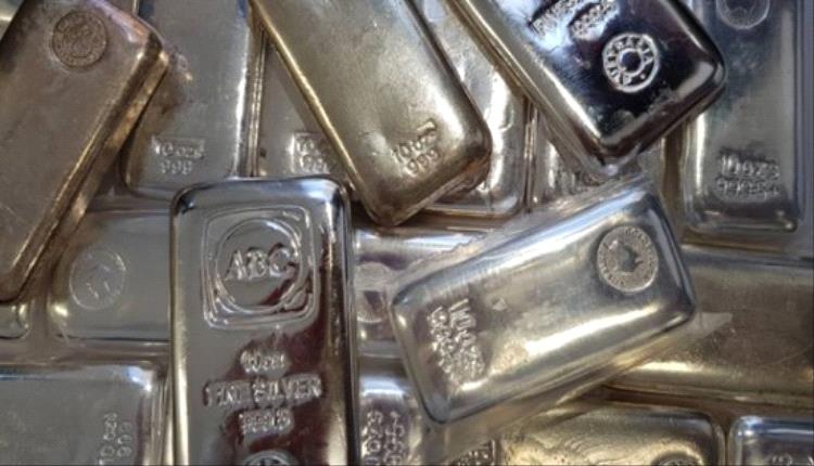 الفضة تهبط بالقيود وتصعد إلى أعلى مستوى تاريخي