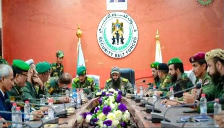 العميد الوالي يترأس اجتماعاً لتعزيز جاهزية قوات الحزام الأمني وتطوير الأداء الميداني