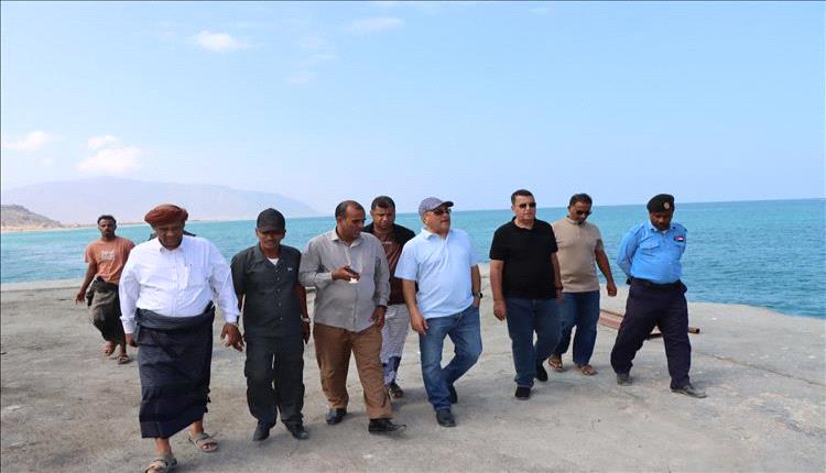 نائب وزير الصناعة يطلع على ميناء سقطرى ويبحث تعزيز التعاون المؤسسي والاقتصادي