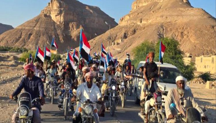 السوم تحتفل بانتصار الجنوب.. مسيرة شعبية بالدراجات والمركبات تحية للقوات الجنوبية