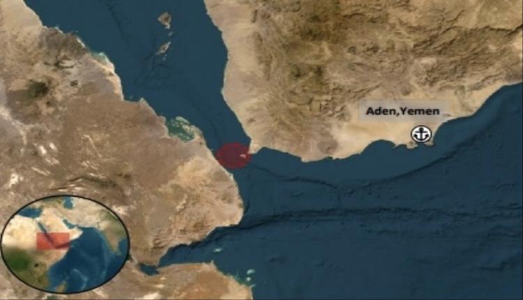 توتر في المياه اليمنية.. زوراق صغيرة تحاصر سفينة تجارية غرب السواحل