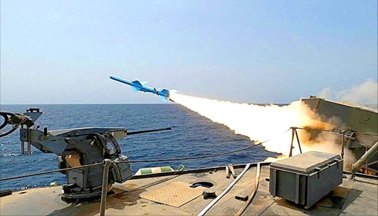 إيران تطلق صواريخ خلال مناورات بحرية قرب مضيق هرمز