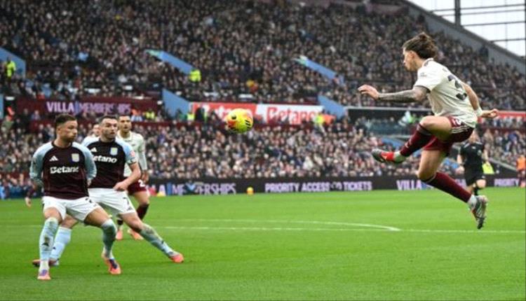 ماني كاش يقود أستون فيلا للتقدم على أرسنال في الشوط الأول