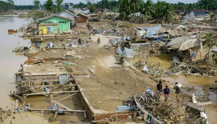 ارتفاع حصيلة ضحايا فيضانات إندونيسيا إلى 961 وفاة