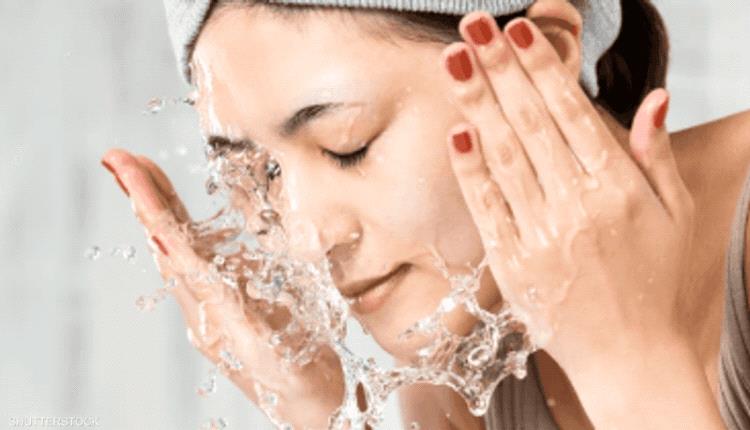 الماء البارد أم الساخن.. أيّهما الأفضل لغسل الوجه؟