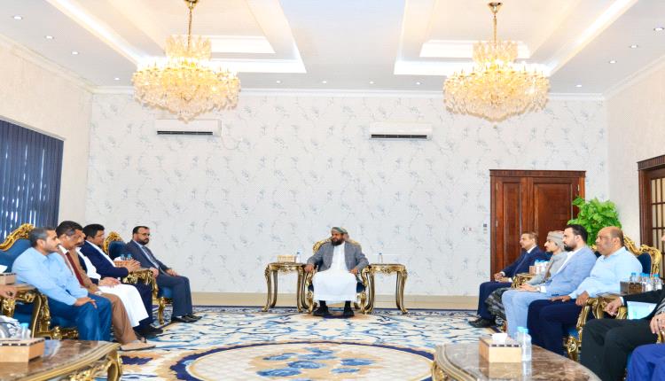 عدن.. إزالة صور العليمي من قصر معاشيق ومقرات حكومية والعاصمة تستقبل آخر انسحاب للقوات السعودية