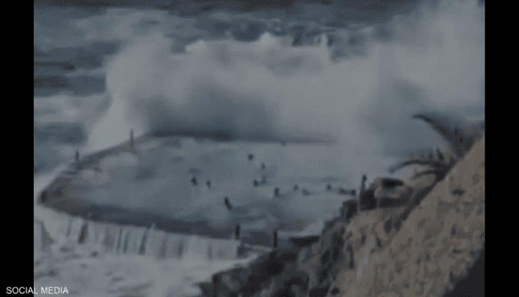 موجة عملاقة تباغت السباحين وتبتلع 4 منهم