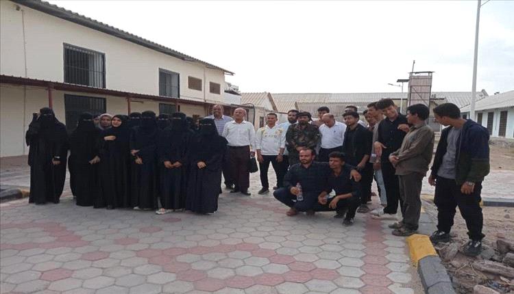 طلاب حقوق عدن في زيارة ميدانية تكشف واقع الإصلاح والتأهيل داخل السجن المركزي
