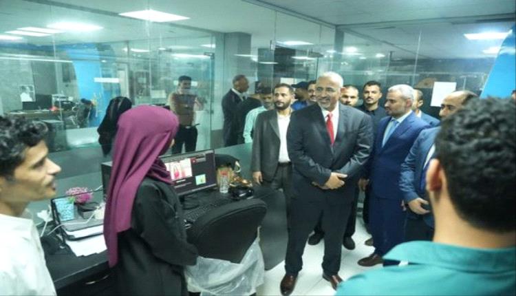 الرئيس الزُبيدي يتفقد الإذاعة والتلفزيون الجنوبي ويثمن أصالة الجيل الجديد