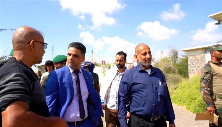 نائب وزير الإعلام يتفقد مركز الإرسال بعدن ويأمر بإعادة تشغيله