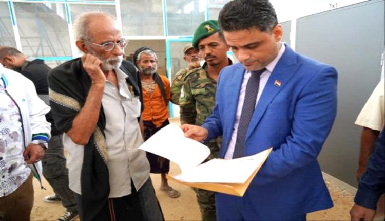 نائب وزير الإعلام يتفقد مركز الإرسال الإذاعي بالعدن ويشدد على إعادة تفعيله