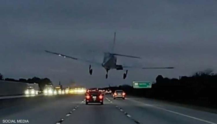 لحظات مرعبة.. هبوط طائرة فوق سيارة على الطريق السريع