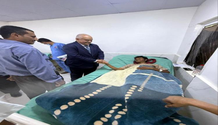 وزير الخدمة المدنية يزور جرحى القوات الجنوبية ويثمن تضحياتهم
