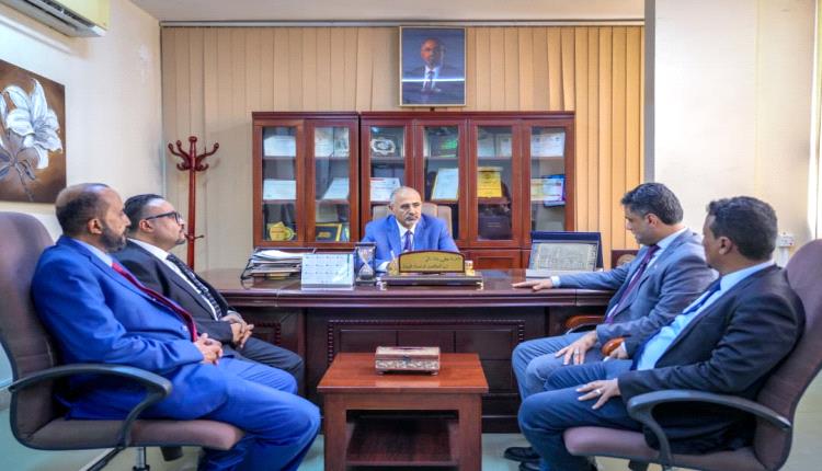 الرئيس الزُبيدي يتفقد وزارة الإعلام ويوجه بتعزيز الخطاب الوطني وتفعيل الإعلام الرسمي