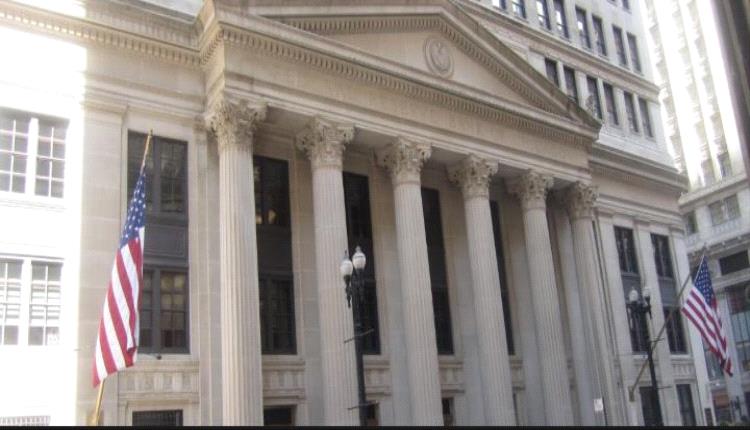 الاحتياطي الفيدرالي يمهد لخفض خدمات الشيكات مع تراجع استخدامها