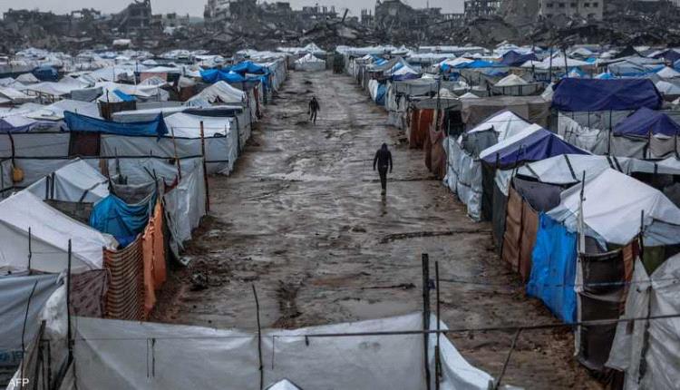 منخض جوي فوق غزة.. وفاة 12 شخصا وانجراف وغرق 27 ألف خيمة