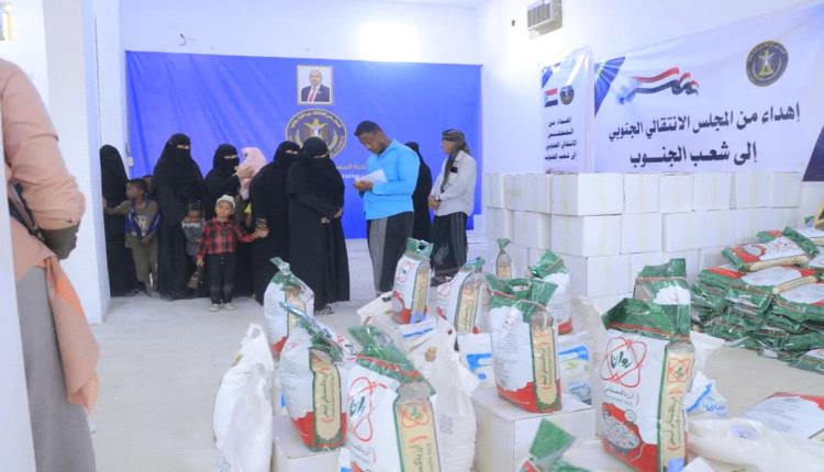 بدعم من الرئيس الزُبيدي.. الانتقالي يواصل تنفيذ مشاريع الإغاثة ويُدشّن توزيع السلال الغذائية في تريم وسيئون
