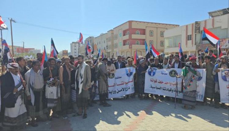 مخيم الاعتصام في عتق يستقبل وفدًا جماهيريًا مطالبًا بإعلان دولة الجنوب العربي
