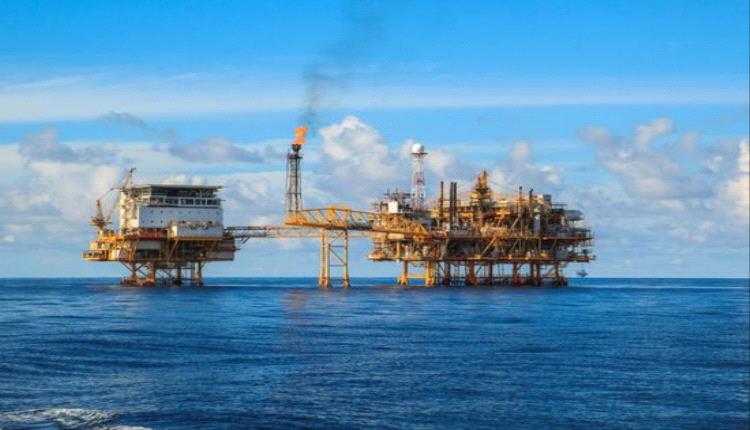 النفط يتقدم بخطوة والغاز يتراجع في الحقول الأمريكية