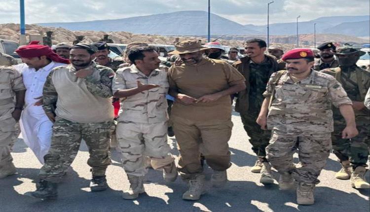 قائد محور الغيضة يرفع جاهزية الوحدات العسكرية في ميناء نشطون