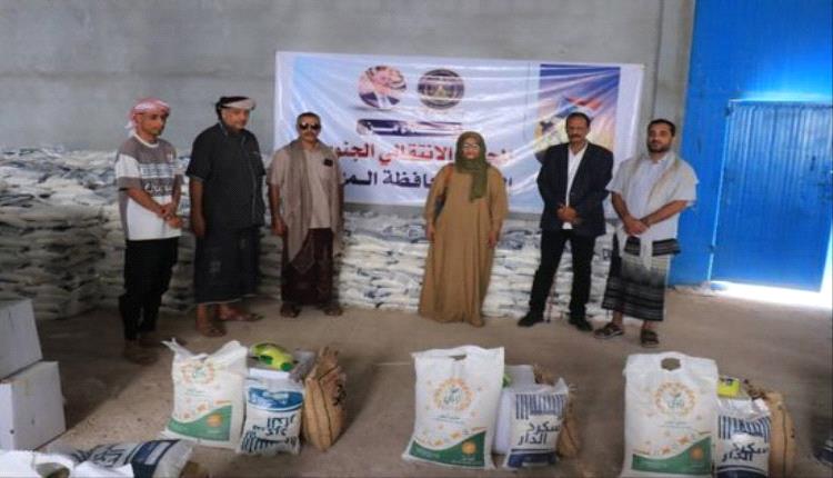 انتقالي المهرة يوزع آلاف السلال الغذائية للأسر الأشد حاجة
