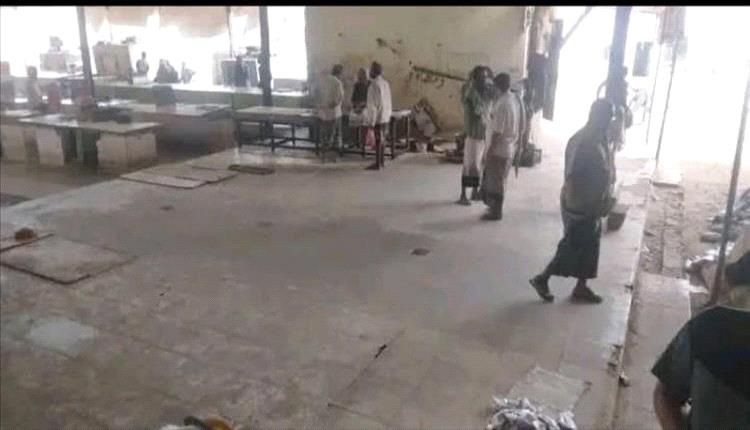 احتكار الأسماك في عزان: السلطة المحلية تقاوم جشع التجار لحماية المستهلك