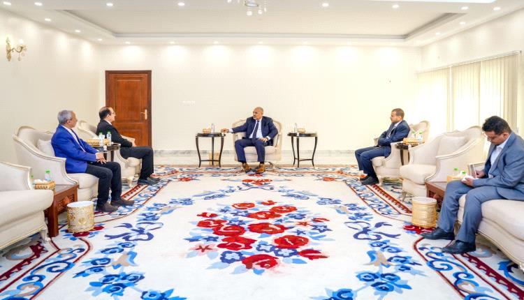 الرئيس الزُبيدي يطّلع على الوضع الصحي ويؤكد دعم المستشفيات والأمن الدوائي