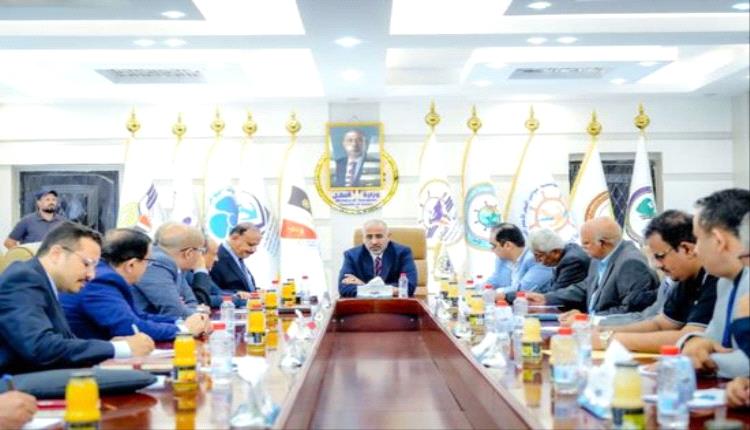 الرئيس الزُبيدي يتفقد وزارة النقل ويؤكد ضرورة تعزيز البنية التحتية للقطاع