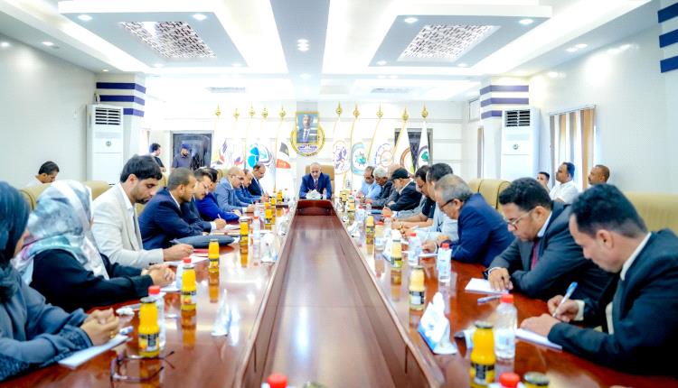 الرئيس الزُبيدي يطّلع على سير العمل بوزارة النقل ويؤكد تطوير البنية التحتية للقطاع 