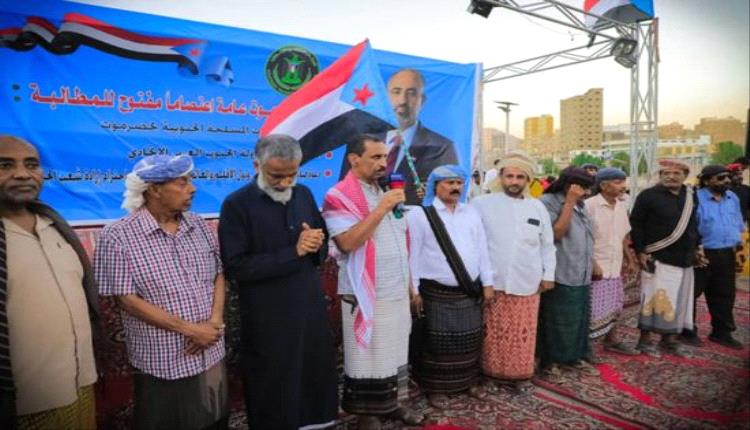 وفد من أبناء سقطرى يشارك في اعتصام المكلا دعماً لقوات الجنوب

