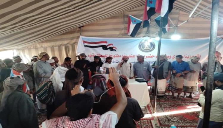 وفد قبيلة بلعبيد يزور مخيم الاعتصام في سيئون دعمًا لمطالب الجنوب
