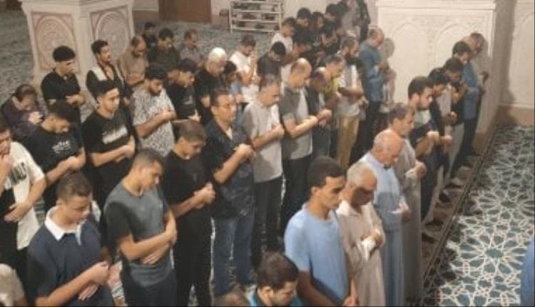 إمامة الجالس بين الجواز والأولى