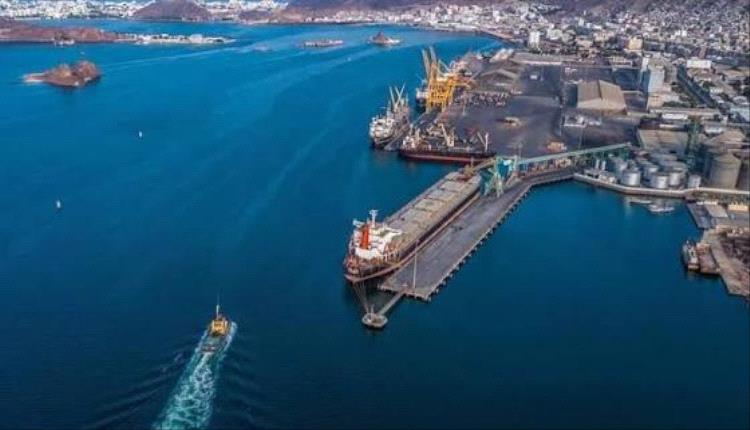 توقيف تصاريح البواخر يربك ميناء عدن ويهدد الأمن الغذائي والدوائي