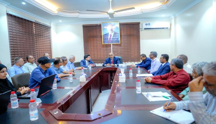 الرئيس الزُبيدي يطّلع على مشاريع المياه ويوجّه بحلول عاجلة لتنقية مياه الشرب