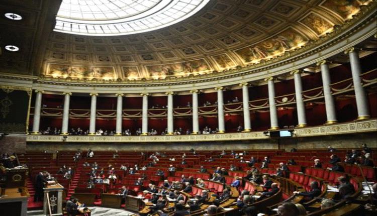 فرنسا تُقرّ ميزانية الضمان الاجتماعي 2026 وتُجمّد إصلاح التقاعد
