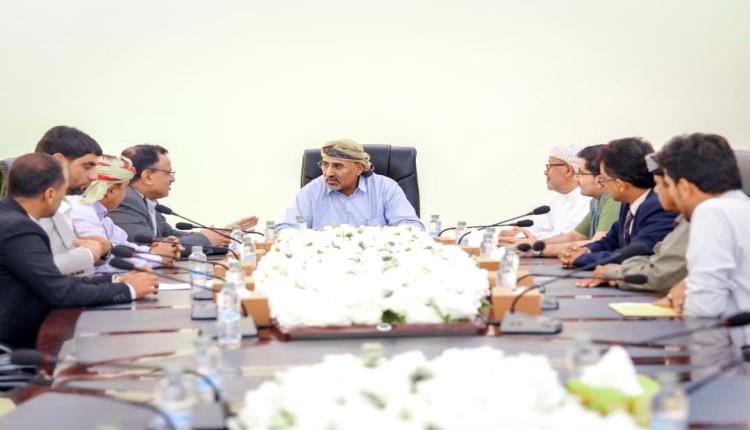 الرئيس الزُبيدي يؤكد تثبيت الأمن وتمكين أبناء المهرة وسقطرى من إدارة شؤونهم