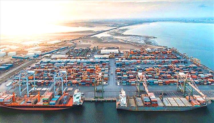 صحفي يكشف ما وراء منع تراخيص السفن.. حرب خدمات تستهدف الجنوب وتعرّي “عقلية الإمامة”