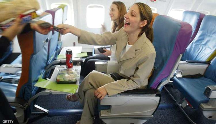 طبيب يكشف أهم نصيحة لتجنب المرض على متن الطائرة