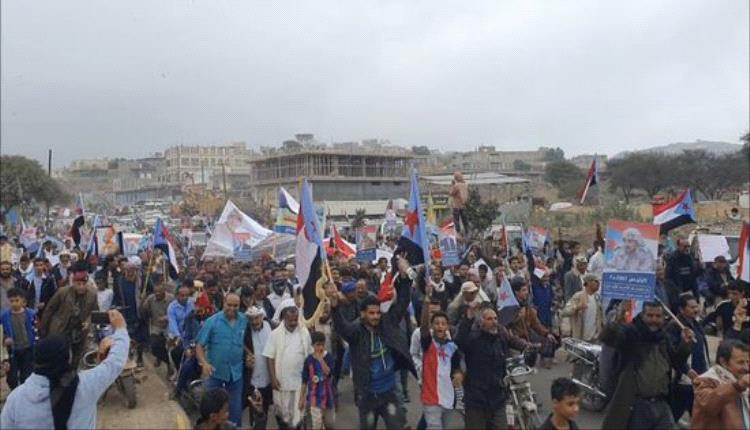 حشود الضالع تتوافد للمطالبة بإعلان دولة الجنوب