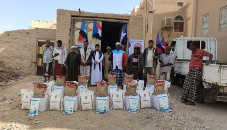 انتقالي وادي العين وحورة يخفف عبء الأسر بمكرمة غذائية