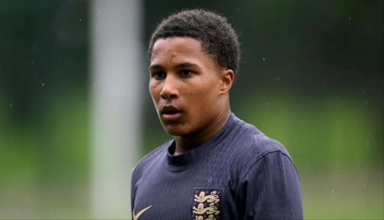 برشلونة النادي الكتالوني مهتم جداً بموهبة إنجليزية ويفكر بجدية في التعاقد معه