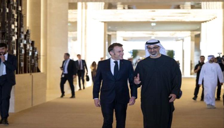 محمد بن زايد يستقبل الرئيس الفرنسي في أبوظبي
