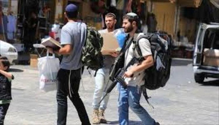 هجوم مستوطنين في الخليل يُصيب 3 فلسطينيين ويُدمّر منزلًا