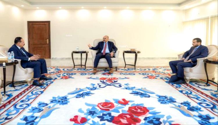 الزبيدي يشدد على صيانة الطرق لتعزيز التنمية وربط المحافظات