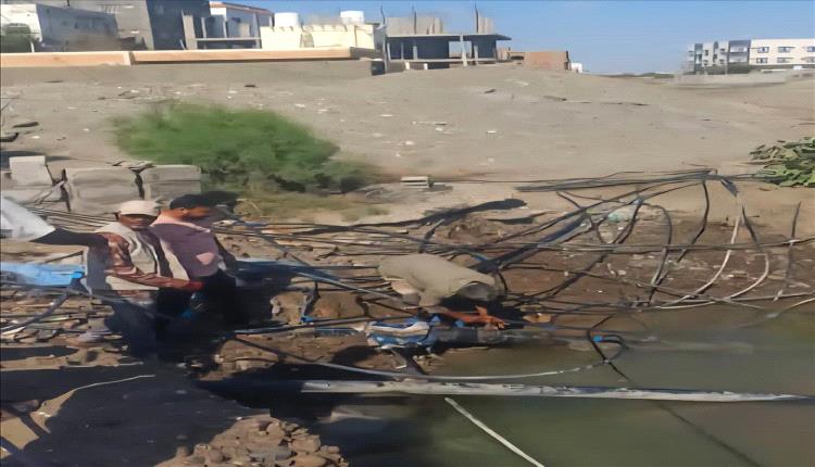 عدن: حملة لإزالة الربط العشوائي وتحسين شبكة المياه في خورمكسر