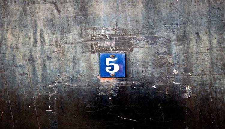 مأساة شقة رقم خمسة في كريتر: قصة قاتمة عن الذنب والانعزال
