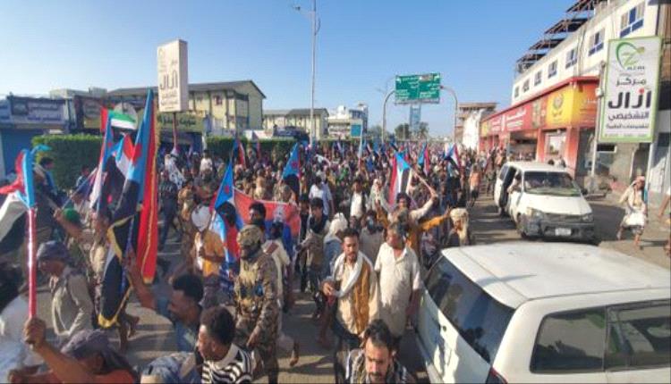 قبائل باكازم تتظاهر في عدن للمطالبة بإعلان دولة الجنوب